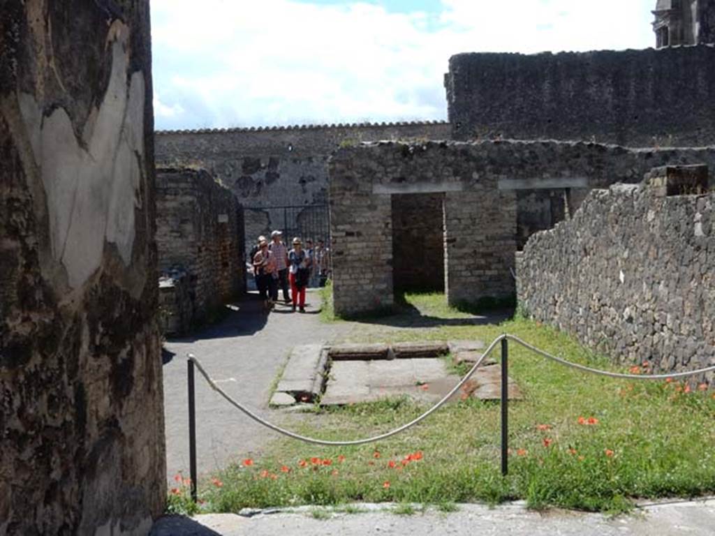 VII.7.2 Pompeii, May 2018.
Looking south towards impluvium “g” made of slabs of tufa, from south side of tablinum “k”.
The doorway to room “d” is on the south side, with doorway to room “i” visible behind the wall. Photo courtesy of Buzz Ferebee.