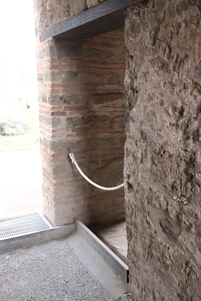 VII.7.2 Pompeii. October 2024.
Corridor “l/L”, with doorway to north portico/peristyle, on left, and doorway into room “n”, on right. Photo courtesy of Klaus Heese.
