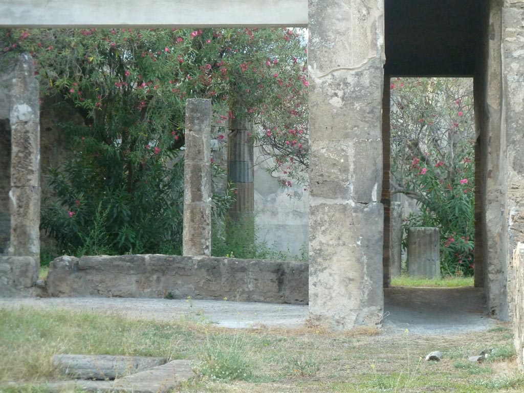 VII.7.2 Pompeii. September 2015.
Looking across impluvium “g” in atrium towards tablinum “k” with corridor “l” (L) to peristyle “x”, at rear.