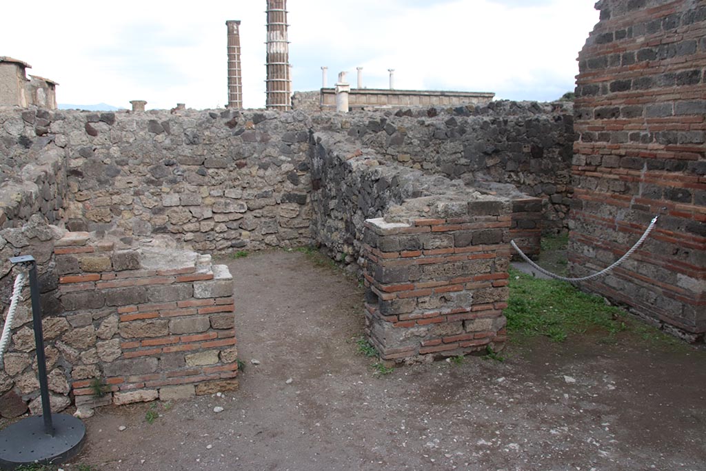 VII.7.2 Pompeii. October 2024.
Looking east towards doorway into room “q”, in centre, and room “o”, on right. Photo courtesy of Klaus Heese.