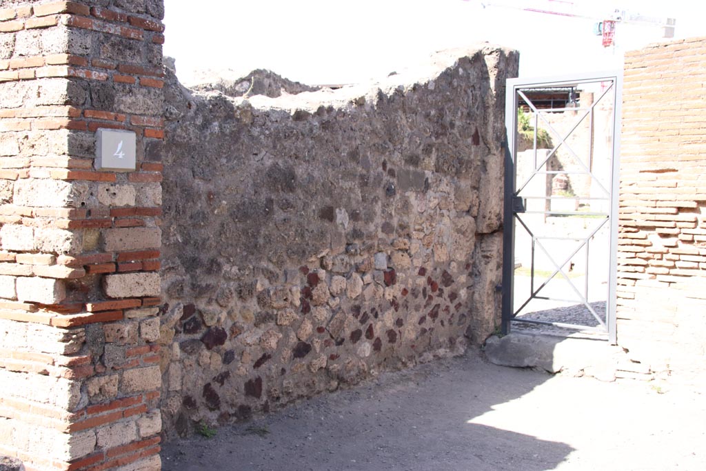 VII.7.4 Pompeii. October 2023.
West wall of shop-room, with doorway into atrium of VII.7.5 in north-west corner. Photo courtesy of Klaus Heese.
