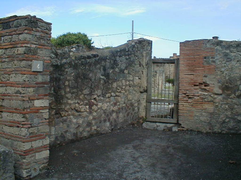 VII.7.4 Pompeii. September 2004. West wall, and doorway to atrium of VII.7.5 in north-west corner. According to Eschebach, on the left would have been the steps to the upper floor, on the right a lararium niche.
See Eschebach, L., 1993. Gebäudeverzeichnis und Stadtplan der antiken Stadt Pompeji. Köln: Böhlau. (p.299).
According to Boyce, in the east wall was an arched niche.
See Boyce G. K., 1937. Corpus of the Lararia of Pompeii. Rome: MAAR 14. (p.68, no.296)