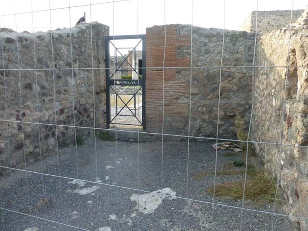 VII.7.4 Pompeii. September 2015. Looking north across shop towards doorway linking to atrium of VII.7.5. The niche in the east wall is visible on the right. According to Boyce, in the east wall was an arched niche.
See Boyce G. K., 1937. Corpus of the Lararia of Pompeii. Rome: MAAR 14. (p.68, no.296)