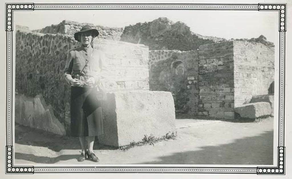 VII.7.4 Pompeii, on right. March 1939. East wall with arched niche, on right. The entrance doorway of VII.7.5 is on the left. Photo courtesy of Rick Bauer.