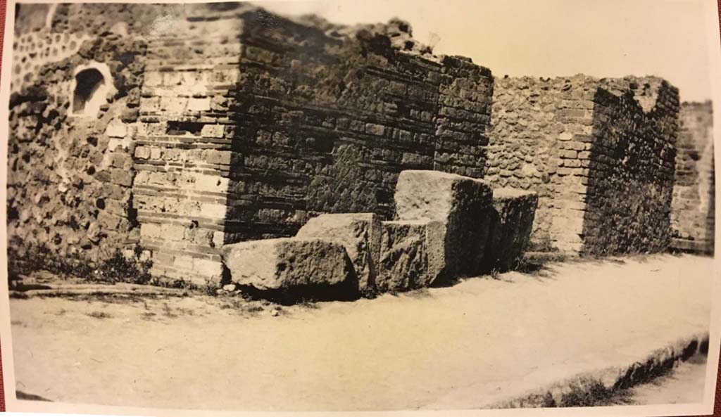VII.7.4 Pompeii, on left. Photo from an album date 1928. Looking east along exterior towards VII.7.3 and VII.7.2, on right.
Photo courtesy of Rick Bauer.
