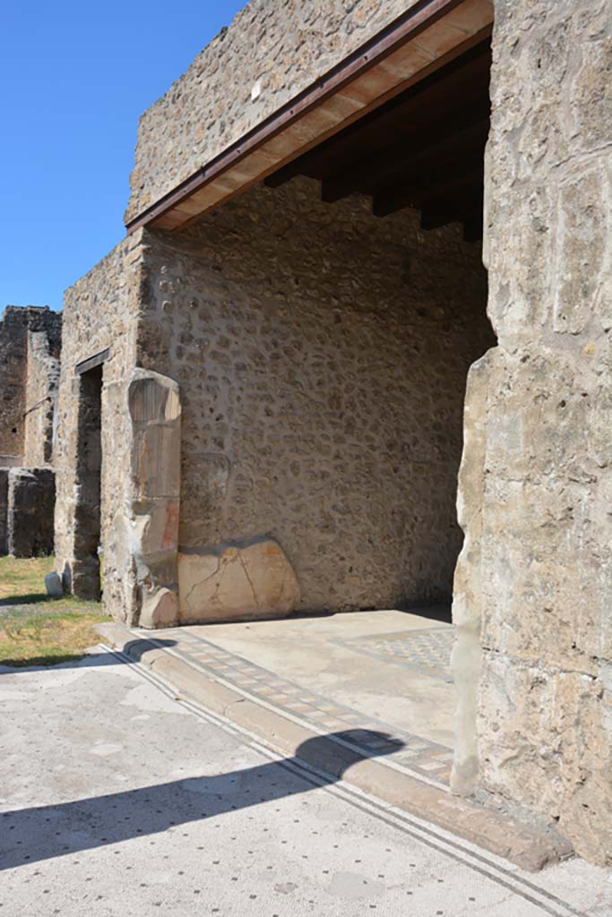 VII.7.5 Pompeii. September 2019.
Exedra (u), looking west towards south end of west wall, and north portico.
Foto Annette Haug, ERC Grant 681269 DÉCOR.