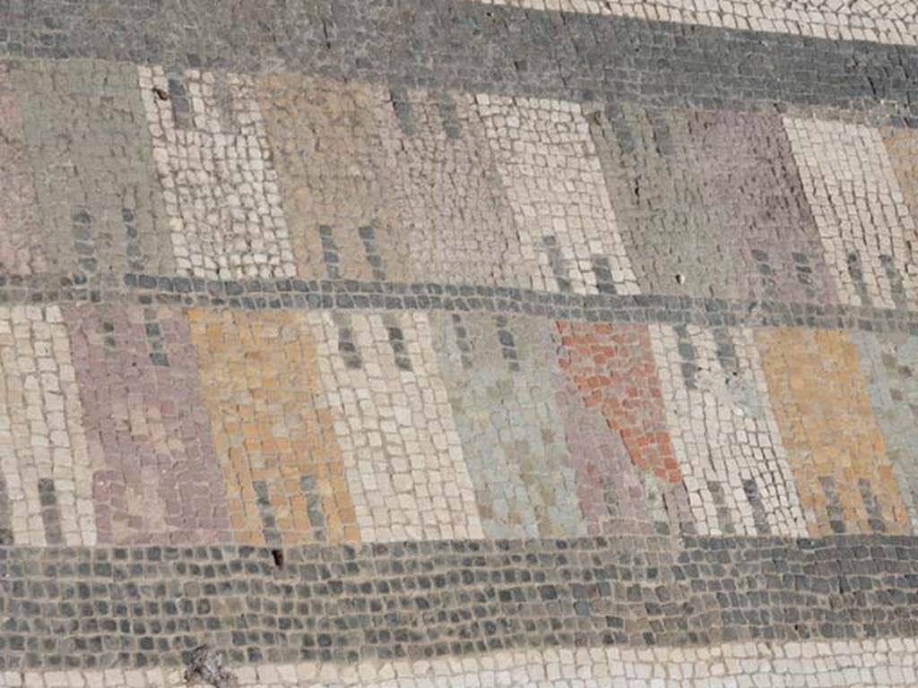 VII.7.5, Pompeii. May 2018.
Exedra (u), detail of threshold of doorway showing battlemented walls, open onto peristyle.
Photo courtesy of Buzz Ferebee.