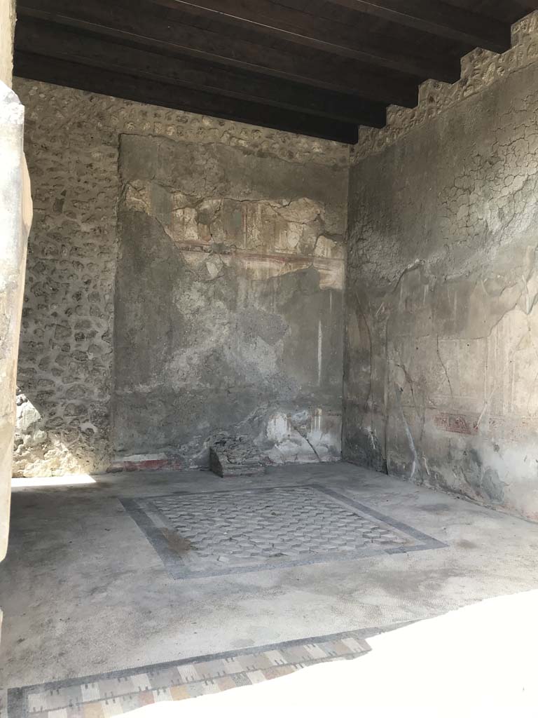 VII.7.5 Pompeii. April 2019.
Exedra (u)/tablinum, looking towards north wall and north-east corner, across mosaic flooring.
Photo courtesy of Rick Bauer.