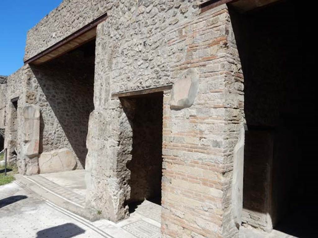 VII.7.5 Pompeii, May 2018. Looking west along north portico, with doorway to exedra (u), on left, corridor (r), centre, and triclinium (q), on right.
The threshold from the corridor to the portico of the peristyle can be seen in the photo above this one.
Photo courtesy of Buzz Ferebee.