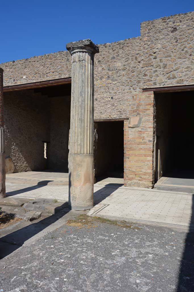 VII.7.5 Pompeii. September 2019.
Looking across north portico towards doorway into triclinium (q), on right.
Foto Annette Haug, ERC Grant 681269 DÉCOR.