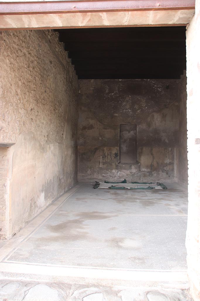 VII.7.5 Pompeii. October 2024.
Triclinium (q), looking north from north portico. Photo courtesy of Klaus Heese.