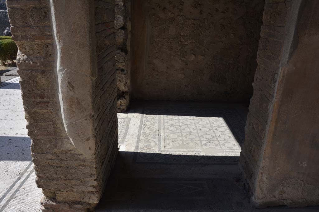 VII.7.5 Pompeii. September 2019. Triclinium (q), small doorway in west wall leading into corridor (r).
Foto Annette Haug, ERC Grant 681269 DÉCOR.