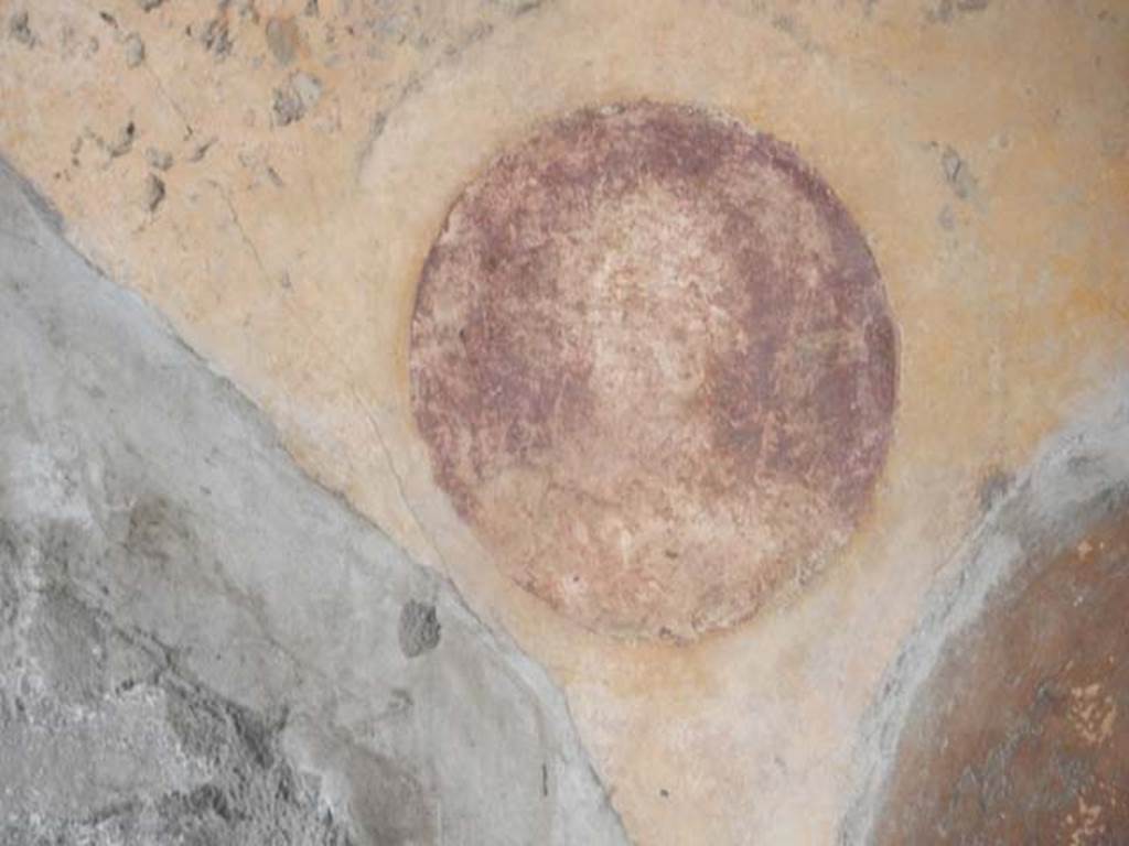 VII.7.5 Pompeii, May 2018.
Room n, detail from south wall with yellow painted panel in middle area of wall, with painted medallion of female figure with feather fan.
Photo courtesy of Buzz Ferebee.