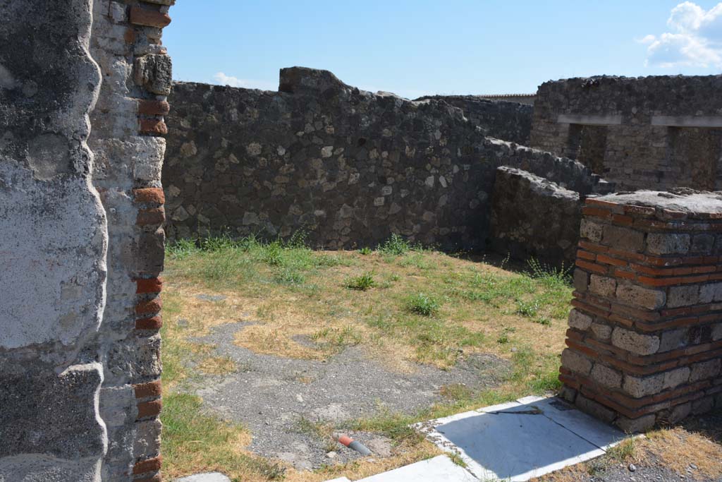 VII.7.5 Pompeii. September 2019. Doorway to oecus (m) from east portico.
Foto Annette Haug, ERC Grant 681269 DÉCOR.