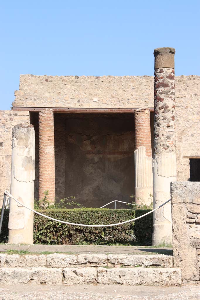 VII.7.5 Pompeii. September 2017. Looking north across peristyle (l) to the exedra (u).
Photo courtesy of Klaus Heese.
