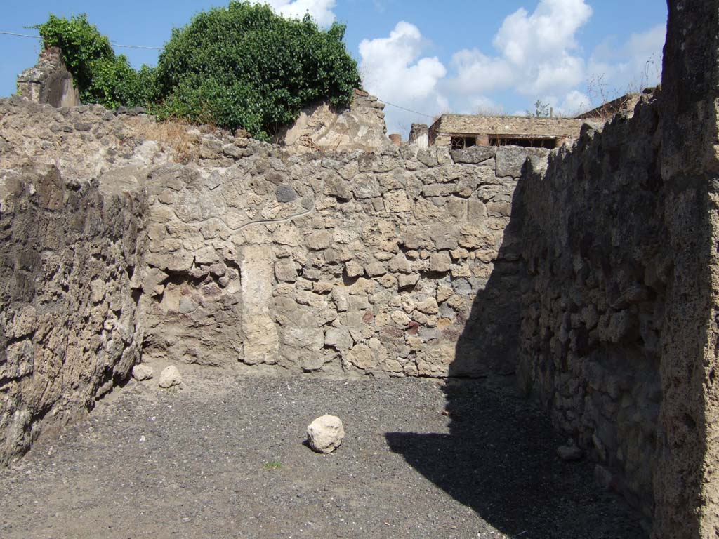 VII.7.7 Pompeii. September 2005. North wall of shop.
