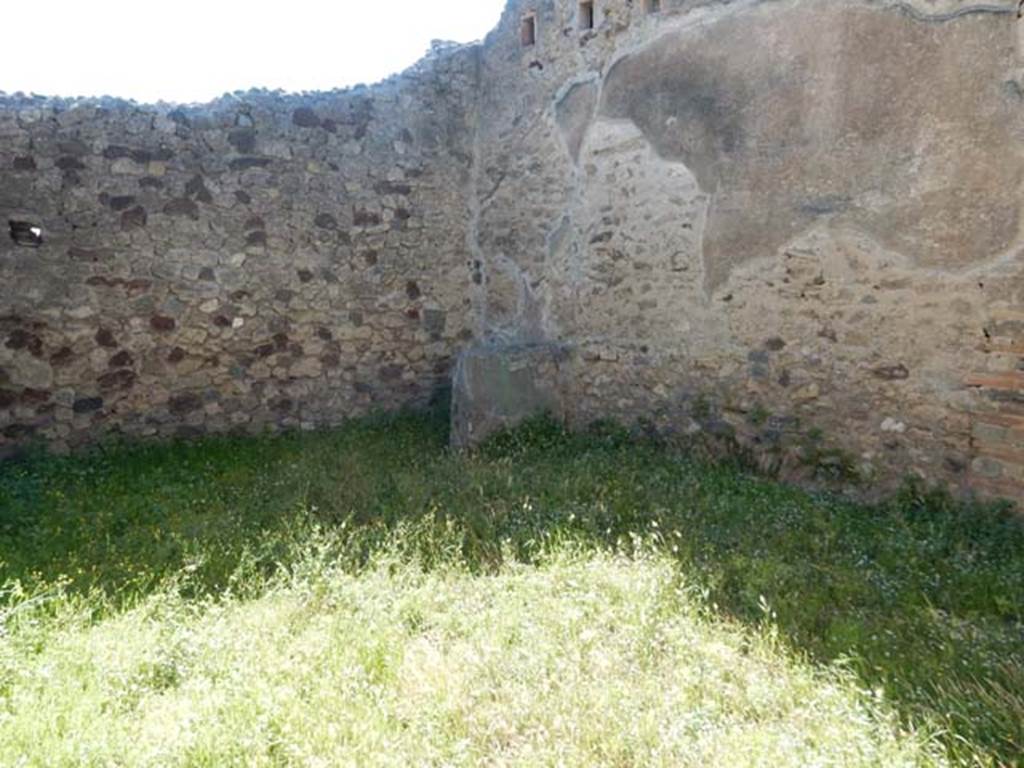 VII.7.10 Pompeii. May 2018.
Looking towards west wall and remains of structure (wall of latrine?) in north-west corner of room (v). Photo courtesy of Buzz Ferebee.