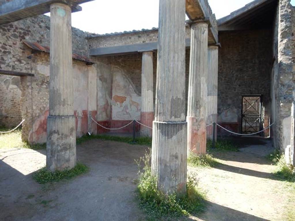 VII.7.10 Pompeii. May 2018. Looking across peristyle, from south portico. Photo courtesy of Buzz Ferebee.
According to Jashemski, the garden at the rear of the tablinum (excavated in 1872) had a portico on the north, east and south.
It was supported by five columns, all fluted, red on the bottom, white on the top.
There was a gutter around the edges of the garden.
A garden painting decorated the west and north walls of the portico.
See Jashemski, W. F., 1993. The Gardens of Pompeii, Volume II: Appendices. New York: Caratzas. (p.186, and p.363 no.78)