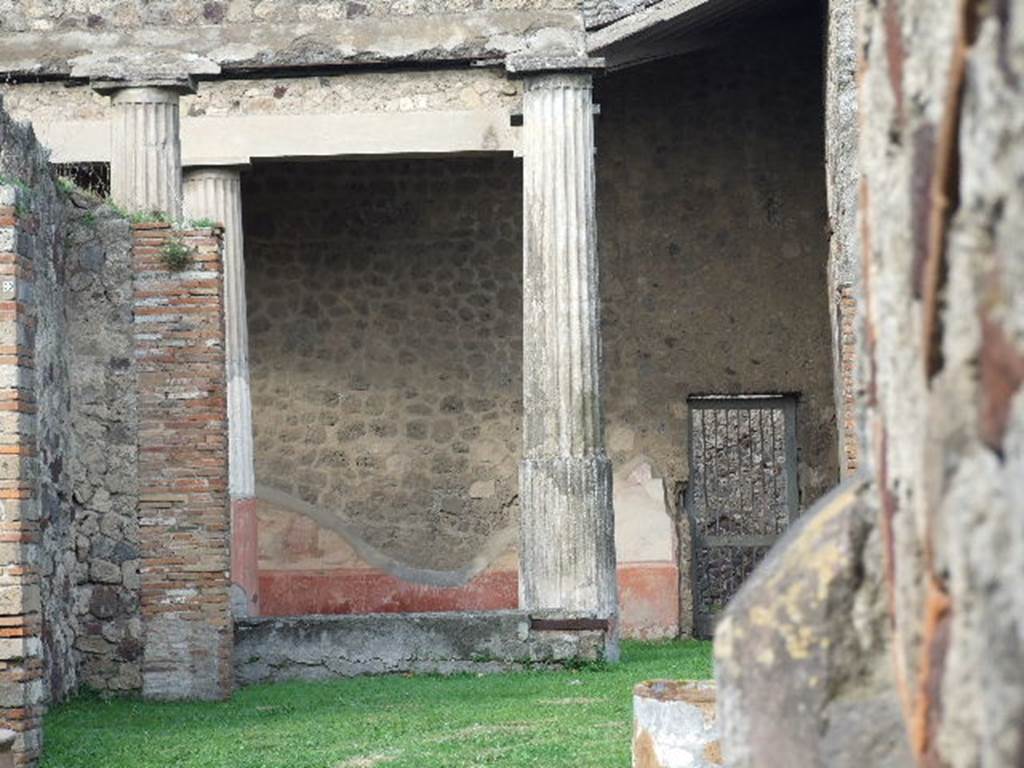 VII.7.10 Pompeii. December 2006. North wall of Peristyle, with remains of paintings showing animal scenes and doorway VII.7.13.