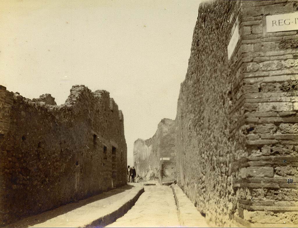 Vicolo del Gigante between VII.16 and VII.7. 1905. Looking north from Via Marina. Photo courtesy of Rick Bauer.
A very interesting photo showing on the left, what appears to be the front façade and doorways of VII.16.8 and 9.
On the right is the west wall of VII.7.12.11.10, before its destruction in the 1943 bombing.