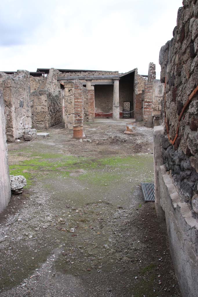 VII.7.10 Pompeii. October 2020. Looking north from entrance doorway towards peristyle and rear doorway at VII.7.13.
Photo courtesy of Klaus Heese.