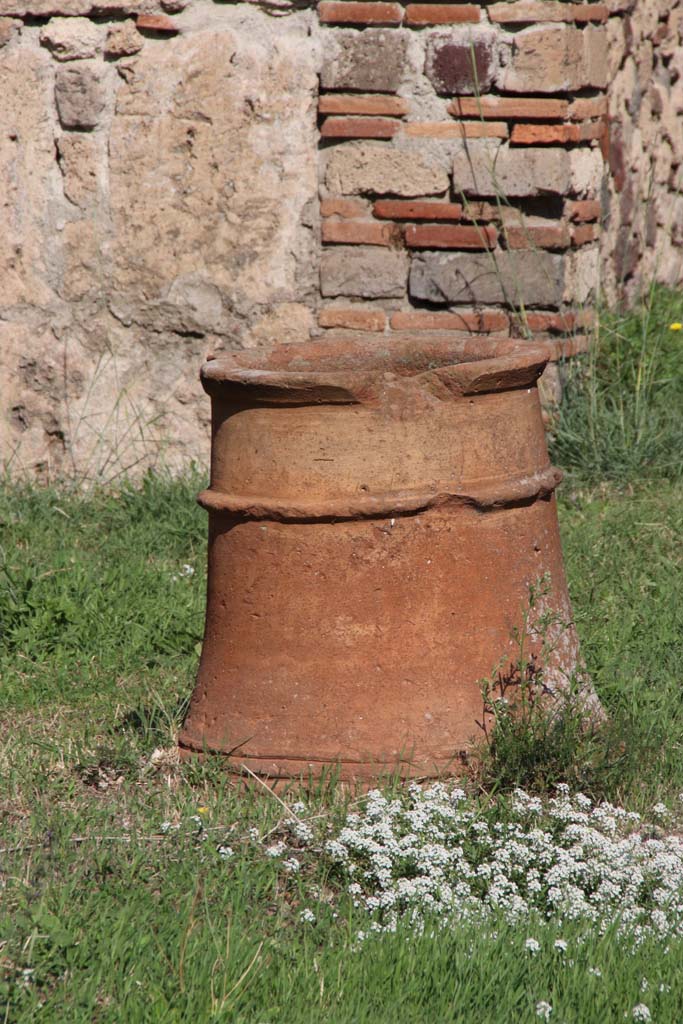 VII.7.10 Pompeii. September 2017. Terracotta puteal in atrium.
Photo courtesy of Klaus Heese.