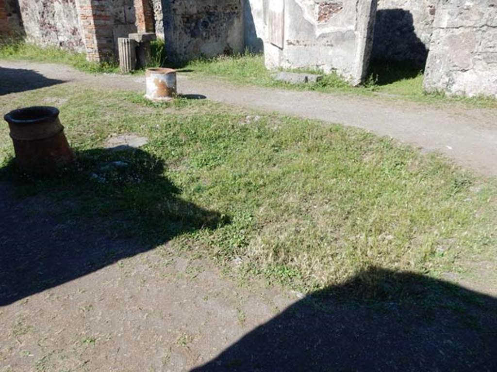 VII.7.10 Pompeii. May 2018.
Looking north-east across atrium towards east ala, upper centre left, and doorway to cubiculum f, upper right.
The stone slab on the floor between the two doorways would have been for the family “strong-box”.
The remains of the wooden strong-box were found here, covered by iron and decorated with bronze in relief.
Photo courtesy of Buzz Ferebee.