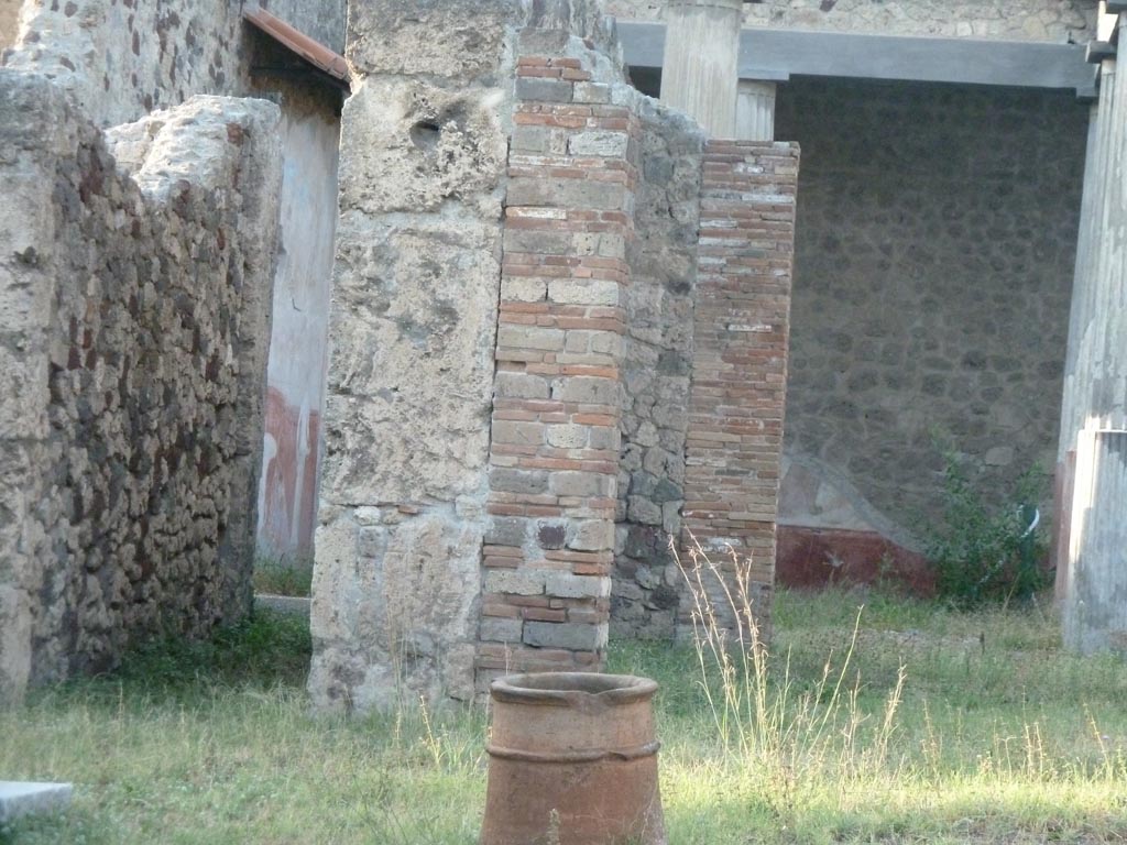 VII.7.10 Pompeii. September 2015.
Looking north from entrance doorway towards corridor to rear peristyle garden (L), on left, and west side of tablinum (k), on right.