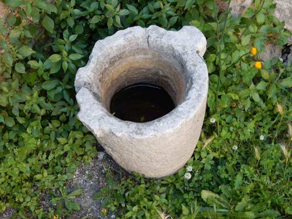 VII.7.10 Pompeii. May 2018. Room (d), pot. Photo courtesy of Buzz Ferebee.