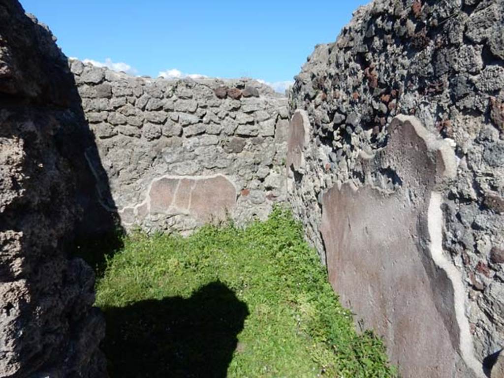 VII.7.10 Pompeii. May 2018. Looking through doorway from atrium into cubiculum (e ).
Photo courtesy of Buzz Ferebee.