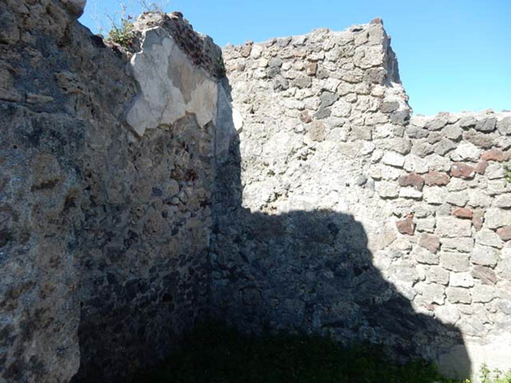 VII.7.10 Pompeii. May 2018. Looking north-east into cubiculum f, from doorway in atrium on east side.
Photo courtesy of Buzz Ferebee.