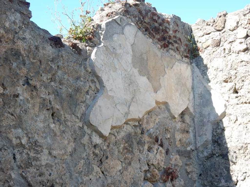 VII.7.10 Pompeii. May 2018.
Cubiculum f, upper north wall with remains of white painted decoration, perhaps with slight traces of painted panels or architecture.
Photo courtesy of Buzz Ferebee.