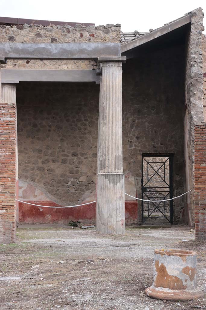 VII.7.10 Pompeii. October 2020. Looking north across peristyle towards rear doorway at VII.7.13.
Photo courtesy of Klaus Heese.