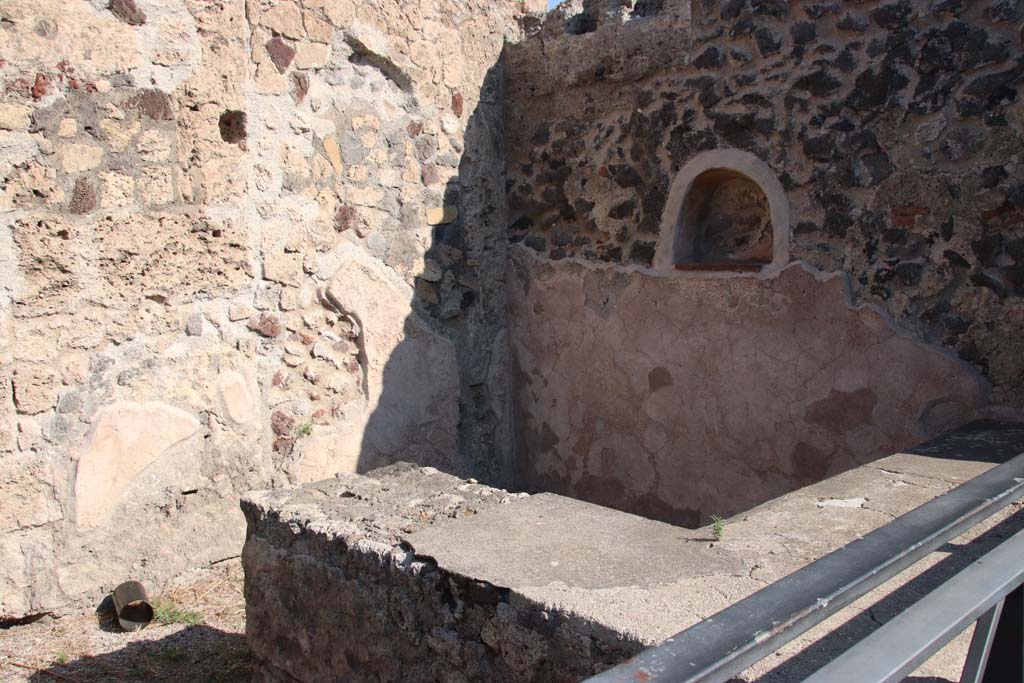 VII.7.11 Pompeii. September 2017. Looking across counter towards north-east corner, and east wall with lararium niche.
Photo courtesy of Klaus Heese.