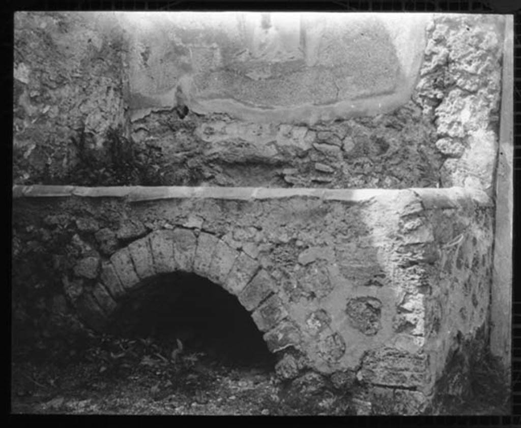 VII.7.14 Pompeii. Photo by B. M. Blackwood. Looking towards possible north wall and hearth or bench in kitchen area (s). The entrance doorway would be on the right. We think this is a possible photo of the hearth, as we do not have a photo to match this view. Used with the permission of the Institute of Archaeology, University of Oxford. File name blackwood025. Resource ID. 24625.