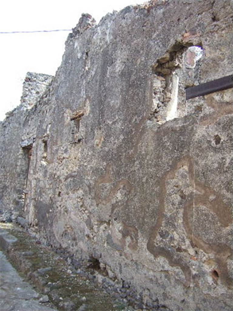 VII.7.14 Pompeii. September 2005.
Exterior wall in Vicolo del Gallo, looking east to entrance.
