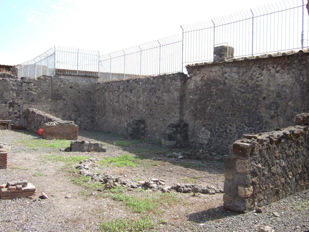 VII.7.16 Pompeii. September 2005. South side of peristyle garden.
According to Jashemski, the peristyle garden was originally enclosed by a portico on the west, north and east.
A passageway led directly from the Vicolo del Gallo into the portico of this house without an atrium.
The circular area with remains of a wall was an aviary.
See Jashemski, W. F., 1993. The Gardens of Pompeii, Volume II: Appendices. New York: Caratzas. (p.188 and Fig. 221).