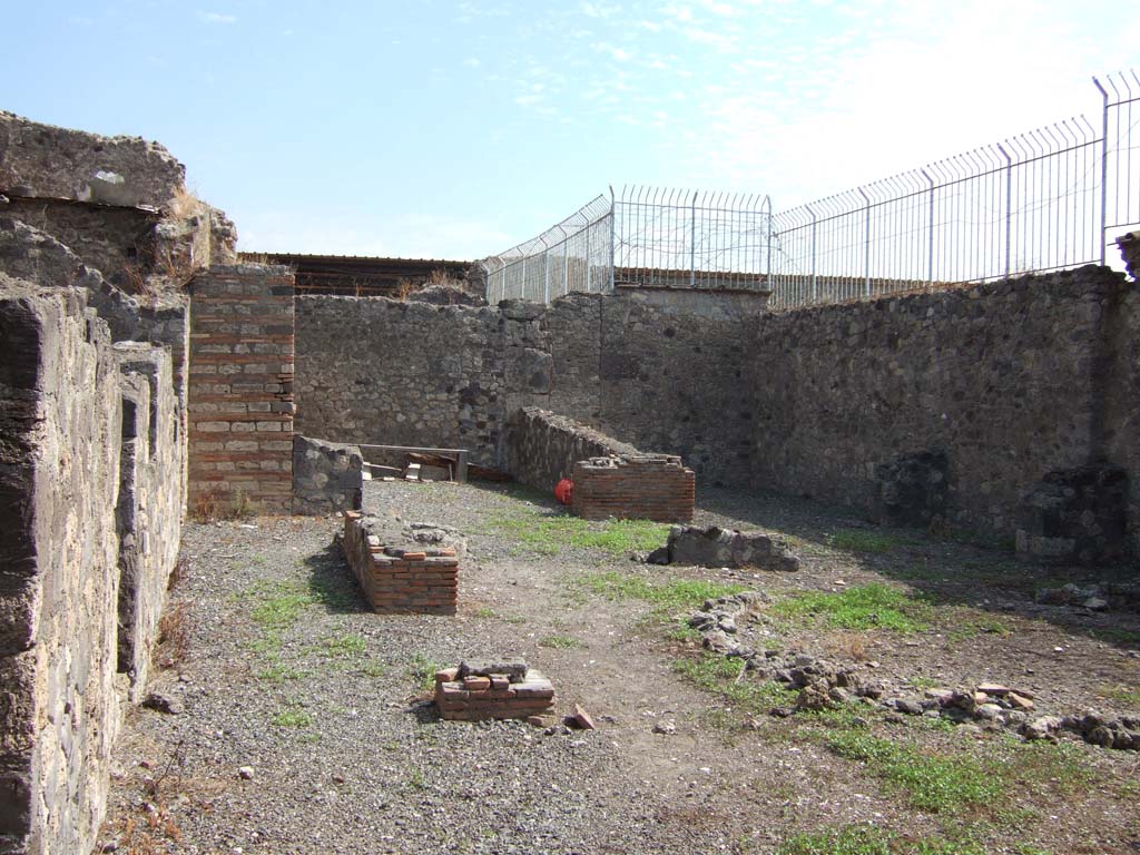 VII.7.16 Pompeii. September 2005. Looking east across peristyle.
According to Garcia y Garcia, in this garden Luigi Jacono had in part reconstructed the antique birdhouse or aviary.
The aerial bombardment of 1943 destroyed three of the rooms on the east side and part of the south perimeter wall.
In the following years even the aviary was dismantled.
See Garcia y Garcia, L., 2006. Danni di guerra a Pompei. Rome: L’Erma di Bretschneider. (p.116, and Fig.265 the aviary, c.1932).
