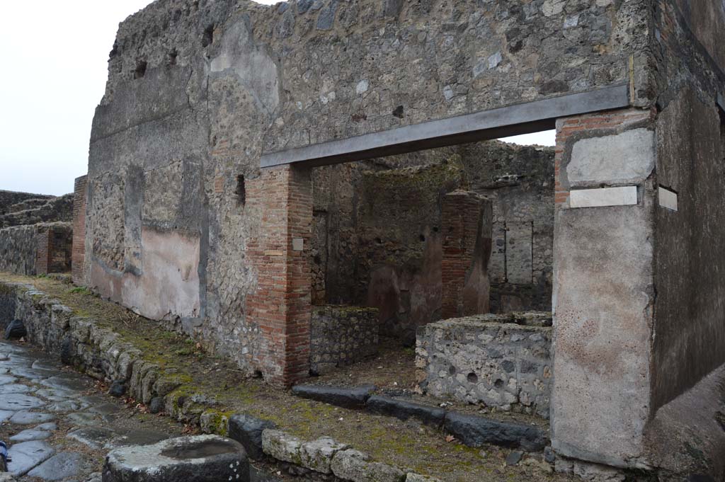 VII.15.12 Pompeii. March 2018. Looking south-east towards entrance doorway on Vicolo dei Soprastanti.
Foto Taylor Lauritsen, ERC Grant 681269 DÉCOR.
