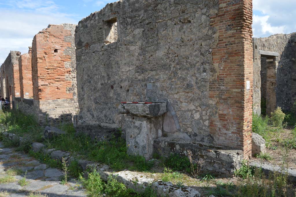 VII.7.22 Pompeii. October 2018. Looking south-east towards altar on south side of Vicolo dei Soprastanti.
Foto Taylor Lauritsen, ERC Grant 681269 DÉCOR.
