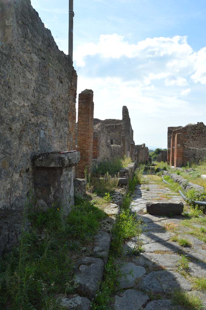 VII.7.22 Pompeii. October 2018. Looking west along Vicolo dei Soprastanti, with altar, on left.
Foto Taylor Lauritsen, ERC Grant 681269 DÉCOR.