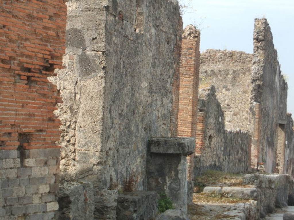 VII.7.23 Pompeii. September 2005. Vicolo dei Soprastanti, looking west towards VII.2.22 street altar.