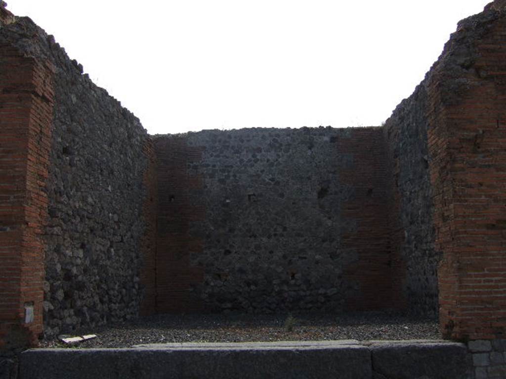 VII.7.24 Pompeii. December 2004. Looking north towards large shop, 1.30m above street level. See Eschebach, L., 1993. Gebäudeverzeichnis und Stadtplan der antiken Stadt Pompeji. Köln: Böhlau. (p.304)