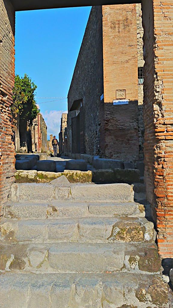 VII.7.26 Pompeii. 2015/2016.
Steps from north-west corner of Forum leading up to Vicolo dei Soprastanti and across to Vicolo delle Terme.
Photo courtesy of Giuseppe Ciaramella.
