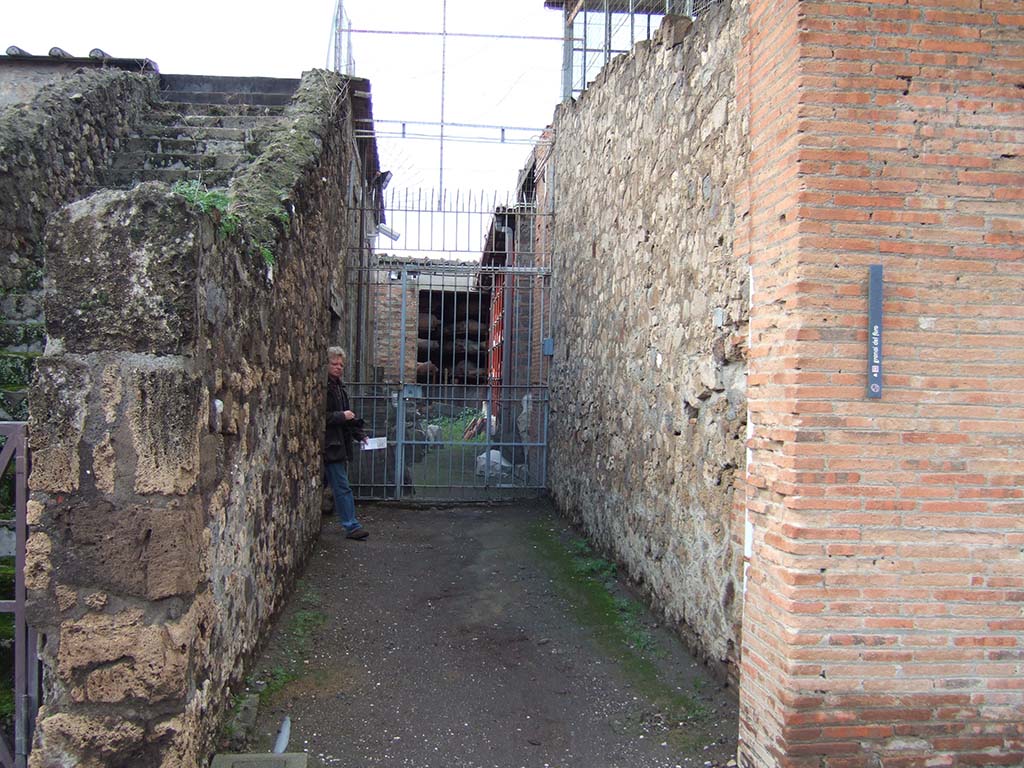 VII.7.30 Pompeii. December 2005. Entrance corridor leading west.
According to Garcia y Garcia, in this area reconstructed by Maiuri, were kept all the antiquities from pre-Samnite Pompeii.
This area was completely destroyed by bombing in 1943 together with the rooms on the south side, part of the Temple of Apollo, known as “la sagrestia”.
However, the major loss was the destruction of the collection from the archaic period.
The area has now been restored and altered with modern modifications, and once again used as a store for archaeological materials.
See Garcia y Garcia, L., 2006. Danni di guerra a Pompei. Rome: L’Erma di Bretschneider. (p.117)