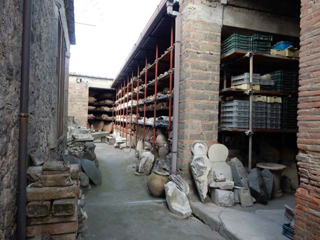 VII.7.30 Pompeii. May 2015. Looking west. Photo courtesy of Buzz Ferebee.