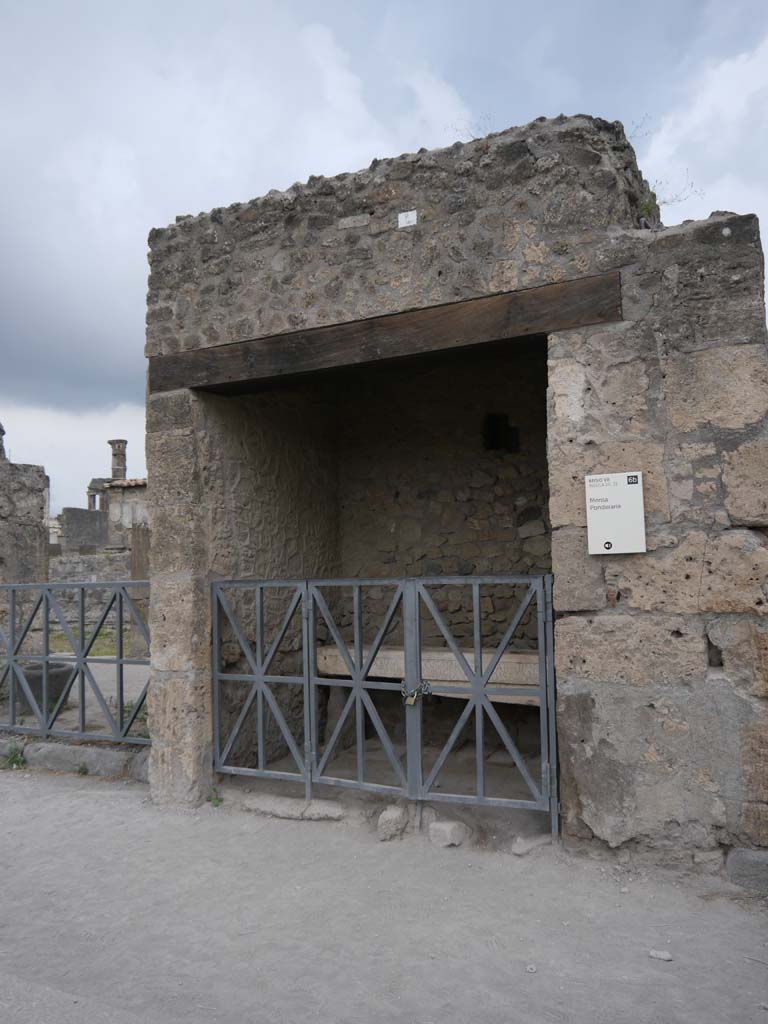 VII.7.31, Pompeii. September 2018. Looking towards Mensa Ponderaria on west side of Forum.
Foto Anne Kleineberg, ERC Grant 681269 D�COR.

