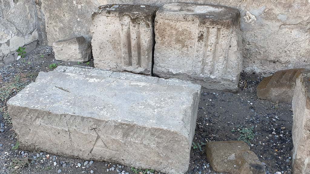 VII.7.32 Pompeii. July 2021. Decorative stonework near the east wall.
Foto Annette Haug, ERC Grant 681269 DÉCOR.