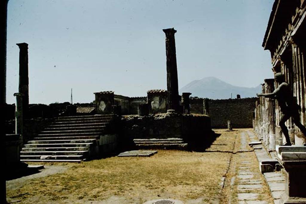 VII.7.32 Pompeii. 1957. Looking north-west towards steps and podium. Photo by Stanley A. Jashemski.
Source: The Wilhelmina and Stanley A. Jashemski archive in the University of Maryland Library, Special Collections (See collection page) and made available under the Creative Commons Attribution-Non Commercial License v.4. See Licence and use details.
J57f0404