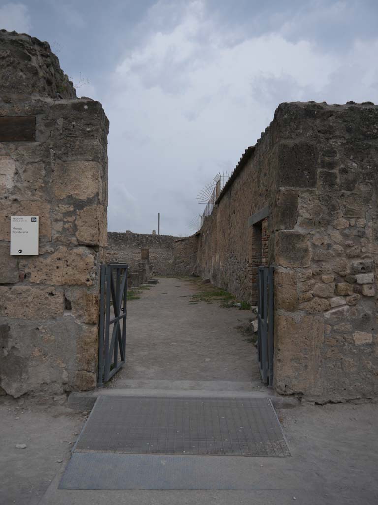 VII.7.32, Pompeii. September 2018. Entrance doorway from Forum, looking west.
Foto Anne Kleineberg, ERC Grant 681269 DÉCOR.